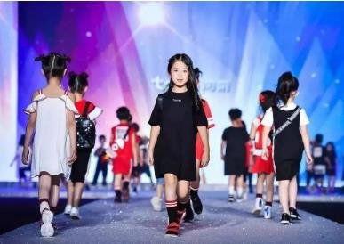 儿童走模特步的视频,萌娃走秀，展现童真魅力